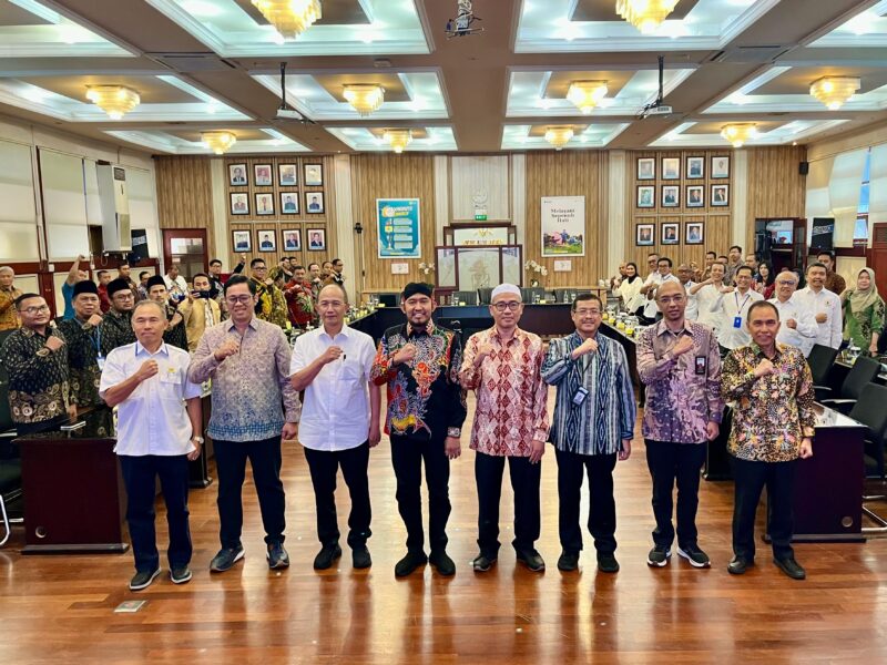 Bupati Sumenep Achmad Fauzi Wongsojudo bersama para petinggi ITPLN