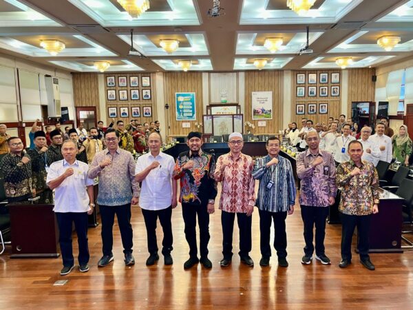 Bupati Sumenep Achmad Fauzi Wongsojudo bersama para petinggi ITPLN