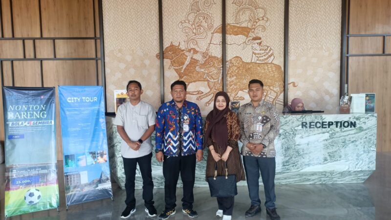 Tim DPMPTSP Sumenep saat bersama Accounting Myzee Hotel
