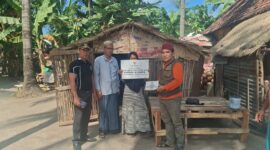 Ketua Baznas Sumenep Ahmad Rahman (kanan) bersama Kepala Desa Pagerungan Kecil Halilurrahman (dua dari kiri) saat menyerahkan bantuan RTLH kepada KPM