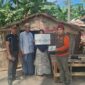 Ketua Baznas Sumenep Ahmad Rahman (kanan) bersama Kepala Desa Pagerungan Kecil Halilurrahman (dua dari kiri) saat menyerahkan bantuan RTLH kepada KPM