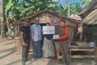 Ketua Baznas Sumenep Ahmad Rahman (kanan) bersama Kepala Desa Pagerungan Kecil Halilurrahman (dua dari kiri) saat menyerahkan bantuan RTLH kepada KPM