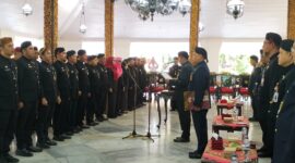 Bupati Sumenep Achmad Fauzi Wongsojudo saat melantik sejumlah pejabat administrator dan pengawas