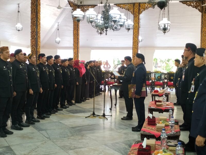 Bupati Sumenep Achmad Fauzi Wongsojudo saat melantik sejumlah pejabat administrator dan pengawas