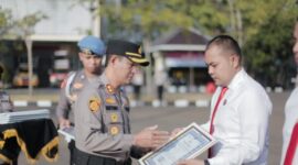 Kapolres Sampang, AKBP Hartono, memberikan penghargaan kepada Kasatreskrim Iptu Nur Fajri Alim atas kerja kerasnya sukses mengungkap berbagai kasus kriminal di wilayah hukum Sampang