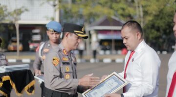 Kapolres Sampang, AKBP Hartono, memberikan penghargaan kepada Kasatreskrim Iptu Nur Fajri Alim atas kerja kerasnya sukses mengungkap berbagai kasus kriminal di wilayah hukum Sampang