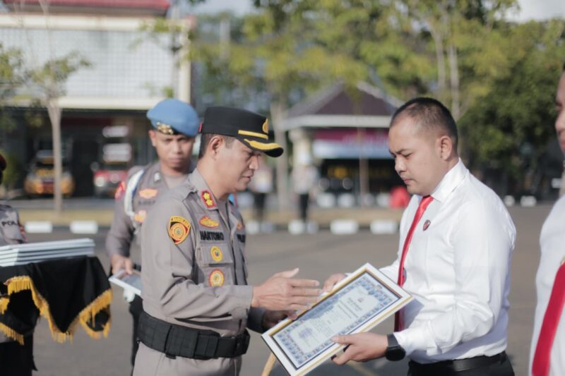 Kapolres Sampang, AKBP Hartono, memberikan penghargaan kepada Kasatreskrim Iptu Nur Fajri Alim atas kerja kerasnya sukses mengungkap berbagai kasus kriminal di wilayah hukum Sampang