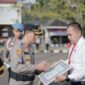 Kapolres Sampang, AKBP Hartono, memberikan penghargaan kepada Kasatreskrim Iptu Nur Fajri Alim atas kerja kerasnya sukses mengungkap berbagai kasus kriminal di wilayah hukum Sampang