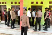 Polosi dan Tim Inafis serta dokter RSUD Sumenep saat melakukan evaluasi mayat