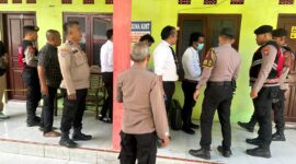 Polosi dan Tim Inafis serta dokter RSUD Sumenep saat melakukan evaluasi mayat