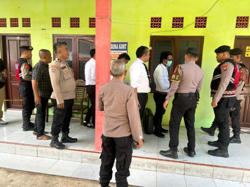 Polosi dan Tim Inafis serta dokter RSUD Sumenep saat melakukan evaluasi mayat