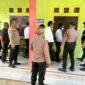 Polosi dan Tim Inafis serta dokter RSUD Sumenep saat melakukan evaluasi mayat