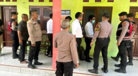Polosi dan Tim Inafis serta dokter RSUD Sumenep saat melakukan evaluasi mayat