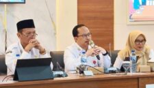 Kepala Bappeda Sumenep, Dr. Arif Firmanto (tengah)