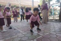 Seorang anak TK yang sedang mencoba permainan Engklek