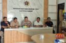 Kapolesta Sumenep Kombes Pol Ariek Indra Sentanu (tengah) diapit Ketua PWI Sumenep Faisal Warid (dua dari kiri)