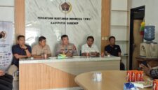 Kapolesta Sumenep Kombes Pol Ariek Indra Sentanu (tengah) diapit Ketua PWI Sumenep Faisal Warid (dua dari kiri)
