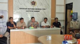 Kapolesta Sumenep Kombes Pol Ariek Indra Sentanu (tengah) diapit Ketua PWI Sumenep Faisal Warid (dua dari kiri)
