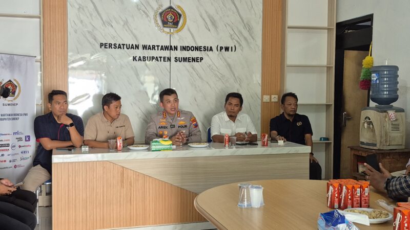 Kapolesta Sumenep Kombes Pol Ariek Indra Sentanu (tengah) diapit Ketua PWI Sumenep Faisal Warid (dua dari kiri)