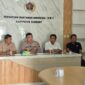 Kapolesta Sumenep Kombes Pol Ariek Indra Sentanu (tengah) diapit Ketua PWI Sumenep Faisal Warid (dua dari kiri)