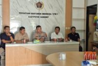 Kapolesta Sumenep Kombes Pol Ariek Indra Sentanu (tengah) diapit Ketua PWI Sumenep Faisal Warid (dua dari kiri)