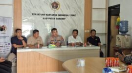 Kapolesta Sumenep Kombes Pol Ariek Indra Sentanu (tengah) diapit Ketua PWI Sumenep Faisal Warid (dua dari kiri)