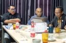 Kanan Ketua SMSI Pusat, Firdaus (kiri) Dr. Agus Syabarrudin (tengah) dan Sekjen DPP SMSI, Makali Kumar
