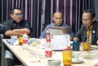 Kanan Ketua SMSI Pusat, Firdaus (kiri) Dr. Agus Syabarrudin (tengah) dan Sekjen DPP SMSI, Makali Kumar
