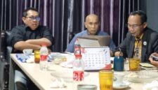 Kanan Ketua SMSI Pusat, Firdaus (kiri) Dr. Agus Syabarrudin (tengah) dan Sekjen DPP SMSI, Makali Kumar