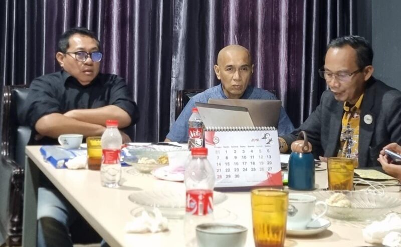 Kanan Ketua SMSI Pusat, Firdaus (kiri) Dr. Agus Syabarrudin (tengah) dan Sekjen DPP SMSI, Makali Kumar