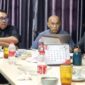 Kanan Ketua SMSI Pusat, Firdaus (kiri) Dr. Agus Syabarrudin (tengah) dan Sekjen DPP SMSI, Makali Kumar