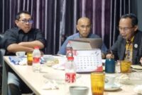 Kanan Ketua SMSI Pusat, Firdaus (kiri) Dr. Agus Syabarrudin (tengah) dan Sekjen DPP SMSI, Makali Kumar