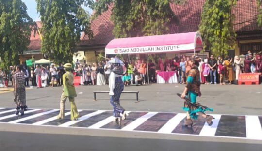 Batik Sumenep Tampil Elegan, Pemkab Jadikan Fashion Show sebagai Gerakan Lestarikan Budaya dan Dongkrak UMKM