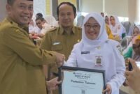 Kapusmas Tamanan didampingi Camat Tamanan saat terima penghargaan