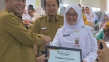 Kapusmas Tamanan didampingi Camat Tamanan saat terima penghargaan