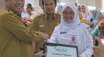 Kapusmas Tamanan didampingi Camat Tamanan saat terima penghargaan