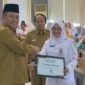 Kapusmas Tamanan didampingi Camat Tamanan saat terima penghargaan