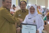 Kapusmas Tamanan didampingi Camat Tamanan saat terima penghargaan