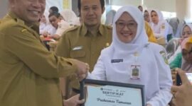 Kapusmas Tamanan didampingi Camat Tamanan saat terima penghargaan