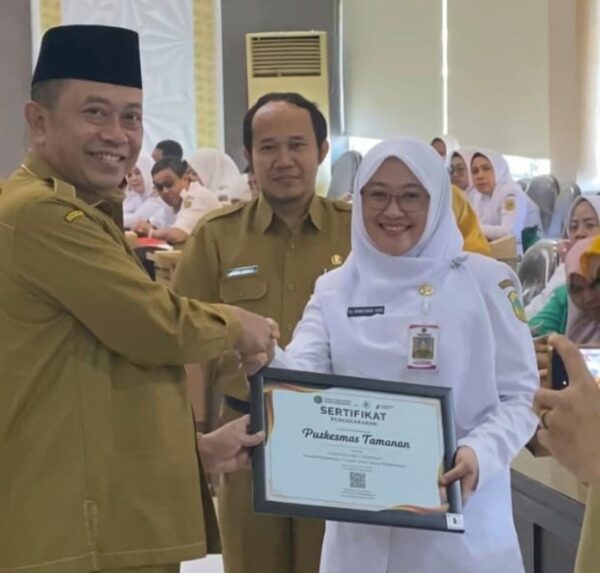 Kapusmas Tamanan didampingi Camat Tamanan saat terima penghargaan