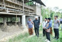 Bupati Sumenep saat melihat kandang ayam di Kecamatan Ganding