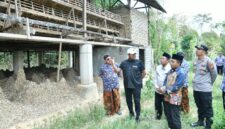 Bupati Sumenep saat melihat kandang ayam di Kecamatan Ganding