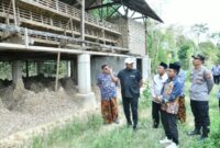 Bupati Sumenep saat melihat kandang ayam di Kecamatan Ganding