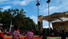 Atraksi tarian yang mengiringi syair syair pojien