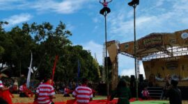 Atraksi tarian yang mengiringi syair syair pojien