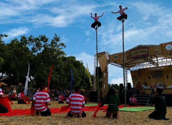 Atraksi tarian yang mengiringi syair syair pojien
