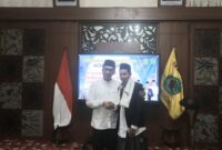 Bupati Pamekasan, Kholilurrahman saat melepas Farhan 
