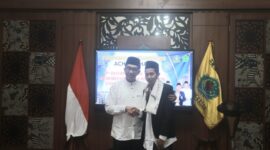 Bupati Pamekasan, Kholilurrahman saat melepas Farhan 