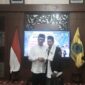 Bupati Pamekasan, Kholilurrahman saat melepas Farhan 