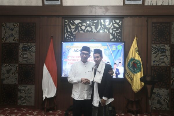 Bupati Pamekasan, Kholilurrahman saat melepas Farhan 